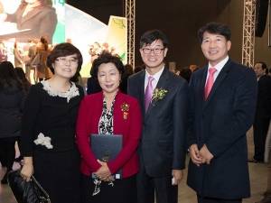보육유공자로 대통령 개인표창을 받은 서영숙 교수(사진 좌측서 두 번째)와 함께 기념촬영을 하고 있는 중앙사이버평생교육원 신은희 원장