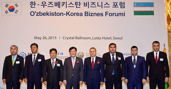 이욱헌 주 우즈베키스탄 대사, 김재홍 KOTRA 사장, 윤상직 산업통상자원부 장관, 최경환 경제부총리, 루스땀 아지모프(Rustam Azimov) 우즈베키스탄 제1부총리, 엘레르 가니에프(Elyor Ganiev) 우즈베키스탄 대외경제부 장관, 후르시드 미르자히도프(Khurshid Mirzakhidov) 우즈베키스탄 정보통신부 장관, 보찌르 아사도프(Botir Asadov) 주한 우즈베키스탄 대사.
