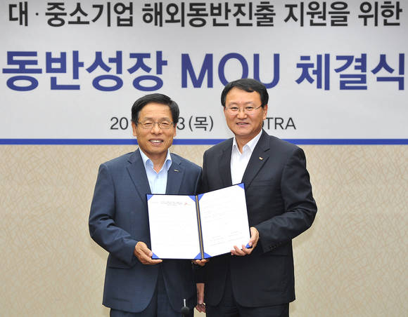 윤효춘 KOTRA 중소기업지원본부장(좌), 여호철 SKT SCM실장(우)