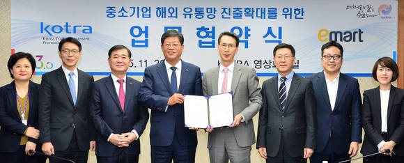 (왼쪽부터) 고상영 KOTRA 유통전자상거래팀장, 김상묵 KOTRA 글로벌파트너링실장, 이태식 KOTRA 전략마케팅본부장, 김재홍 KOTRA 사장, 이갑수 이마트 대표이사, 김성영 이마트 신사업본부장, 박상훈 이마트 해외사업전략팀장, 문경희 이마트 해외사업전략팀 부장