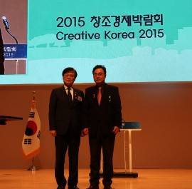 대통령상을 수상하고 기념 촬영 중인 에스디생명공학 박설웅 대표(우측)