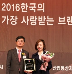 최지혜 팬시피스트 브랜드 매니저(오른쪽)가 상을 수상하고 포즈를 취한 모습.