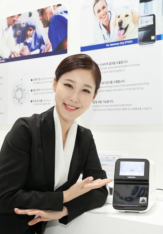 이번 전시회에서 처음 공개하는 반려동물용 소형 체외진단기 'PT10V'.