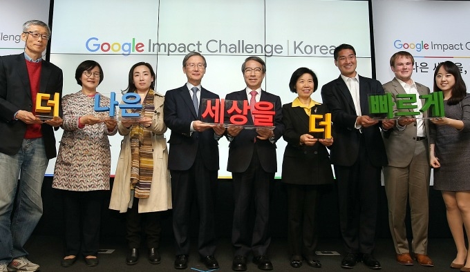 구글 임팩트 챌린지 파트너와 심사위원단, 구글 직원들이 손을 맞잡고 프로젝트의 성공을 다짐하는 모습.