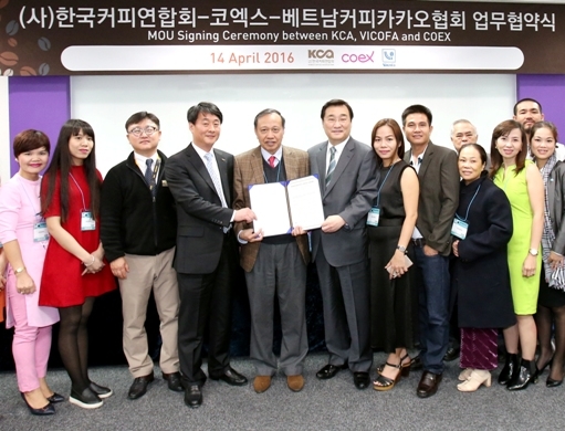 우로부터 여덟 번째부터 변보경 코엑스 사장, 르엉 반 뚜 베트남카카오커피협회 회장, 김황 한국커피연합회 회장