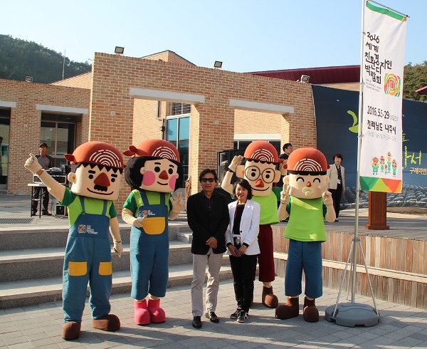 15일 전남 구례군 자연드림파크에서 개최된 ‘극장을 찾아서’ 개막식에 참석한 국민배우 안성기 씨가 세계친환경디자인박람회 마스코트 ‘eco-5 family’와 포토타임을 갖고 있다.
