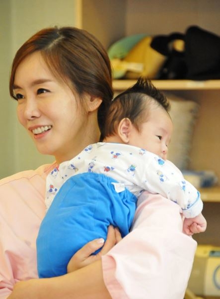 어린이날을 맞아 배우 김정은이 대한사회복지회 서울영아일시보호소를 방문하여 후원금을 전달하고, 아기들을 돌봤다. 모든 어린이가 즐거운 어린이날에 쓸쓸히 혼자서 보낼 아기들을 위해 온 가족이 봉사에 참여했다.
