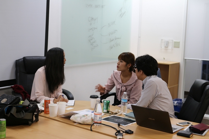 넥스트이노베이션의 서인식 대표가 Stroll Health사의 Advisor로 있는 Gail Gannon에게 당사의 시각장애인을 위한 책 읽어주는 플랫폼에 대해 멘토링을 받고 있다.