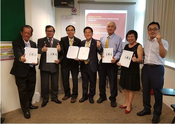 인천시와 싱가포르 국제부동산협회 IEA(Institute of Estate Agents, Singapore)가 업무협약을 체결한 뒤 기념촬영을 하고 있다.
