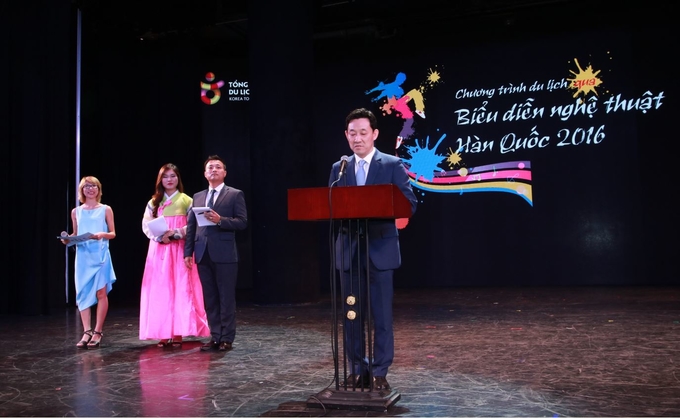 2016 하노이 한국공연관광축제 개막 선포(사진 가운데_정창욱 한국관광공사 하노이지사장)