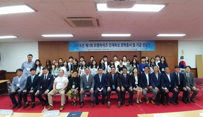 (좌측부터) 이재한 FC인재·육성 장학위원회 위원장, ㈜짐월드 수원대 주선민 학생, 조동민 한국프랜차이즈산업협회 회장.