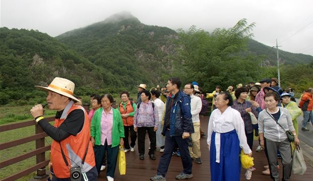 충남문화재단이 마련한 “이제는 금강이다” 문화역사 탐방이 1일 금산군 적벽강 일대에서 펼쳐져 200여명의 참가자들이 적벽강의 유래 등 해설자의 설명을 들으며 걷고 있다.