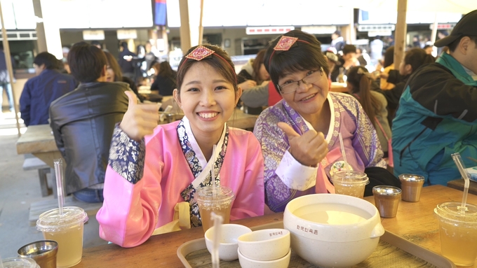 1차 당첨자(림시요, 왼쪽)와 그의 어머니의 한국 여행