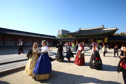 한복입고 창덕궁을 방문중인 독일어권 여행업자