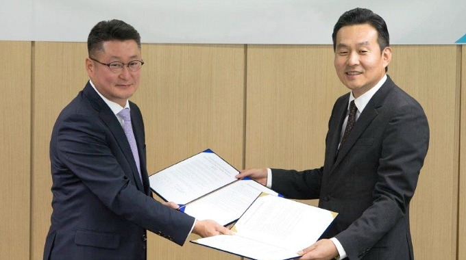 최원식 팔로알토 네트웍스코리아 사장(왼쪽)과 김용식 쿠도커뮤니케이션 총괄사장이 보안 솔루션 국내 공급을 위한 파트너 계약을 체결하고 포즈를 취한 모습.