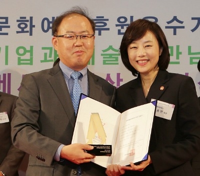 이상학 KT&G 지속경영본부장과 조윤선 문화체육관광부 장관이 포즈를 취한 모습.