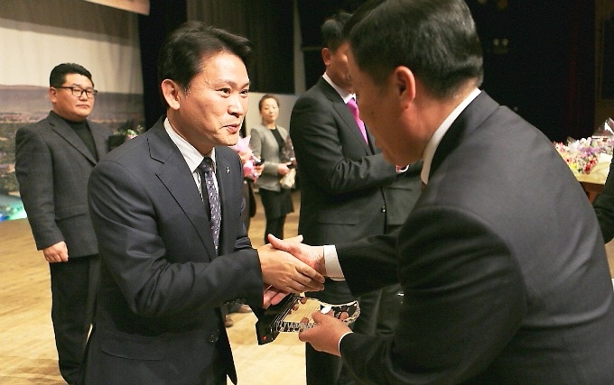 김진한 KT&G 사회공헌실장(왼쪽)이 박기도 경주시 시민행정국장으로부터 감사패를 받는 모습.
