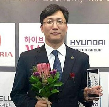‘대한민국 창조경제 경영대상’ IT부문에서 대상을 수상한 타이거컴퍼니 김범진 대표가 수상패를 들고 포즈를 취한 모습.