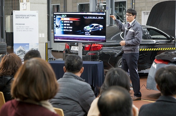 지난 26일 바바리안모터스 일산서비스센터에서 열린 서비스데이에서 차량관리 방법을 듣고 있는 고객들.