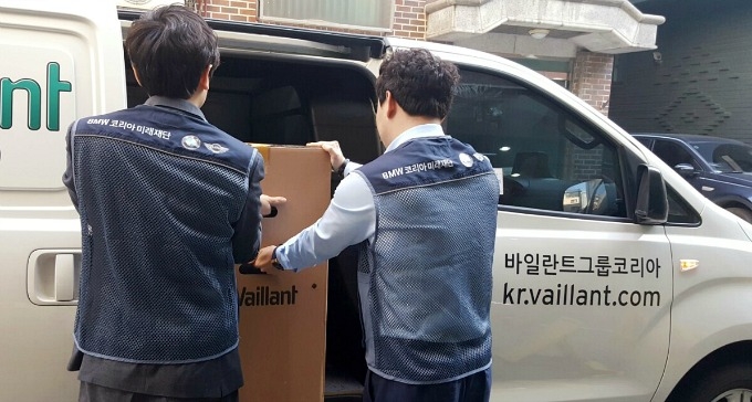 바일란트 직원들이 보일러를 설치하기 위해 차량에서 제품을 꺼내는 모습.