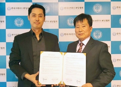 이종문 한울펀드 사장(오른쪽)과 박석동 한국크라우드펀딩협회장이 업무 협약식을 마치고 포즈를 취한 모습.