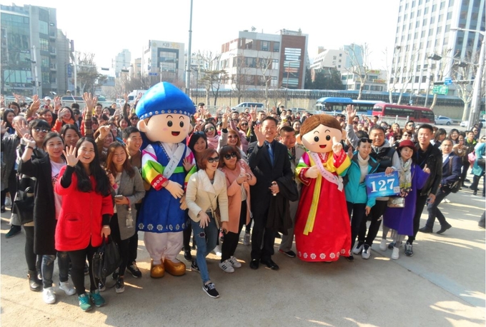 지난 3월에 방한한 아오란 인센티브 단체의 창덕궁 기념촬영