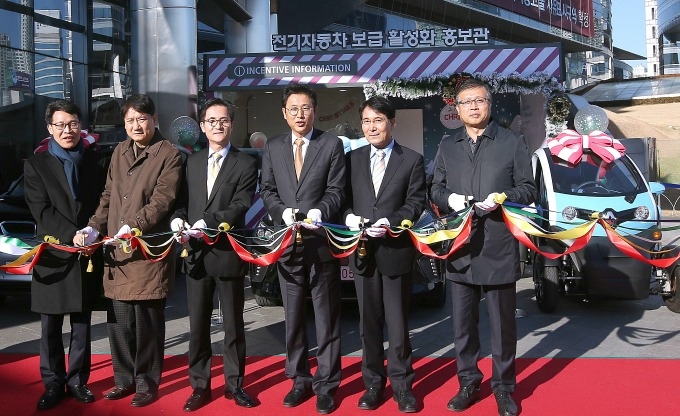 전기차 전용 전시관 오픈식을 겸한 1만번째 전기차 전달식에 참석한 이인근 서울시 대기관리과장, 1만번째 구매자 남궁윤씨, 이관국 현대차 부사장, 이정섭 환경부 차관, 안문수 한국자동차환경협회장, 최진규 한국한경공단 처장(왼쪽부터).