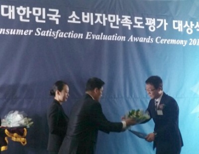 지효석 KT&G 문화공헌부장(오른쪽)이 송영재 KCA한국소비자평가 회장으로부터 상패를 받고 있는 모습.