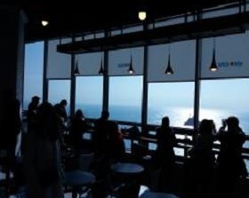 아찔한 절벽 관람이 가능한 커피라운지