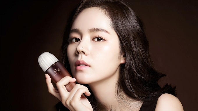 동인비의 광고모델인 배우 한가인.