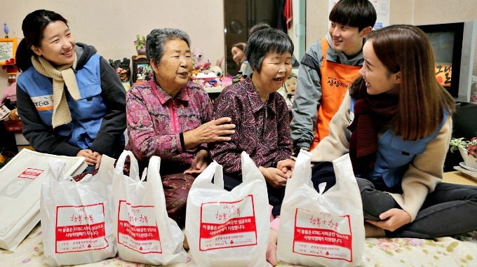 상상마당 춘천 직원들이 지역 어른들께 주말 도시락을 배달하면서 얘기를 나누는 모습.