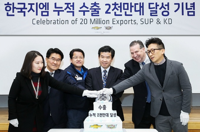 제임스 김 사장, 설리번 부사장 등 임직원들이 축하 케이크를 커팅하고 있는 모습.