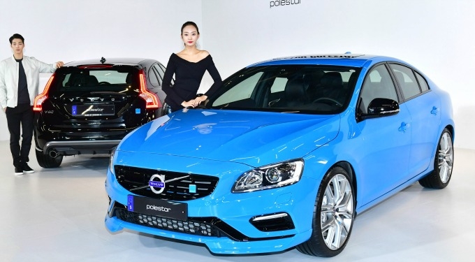 세단형 S60폴스타와 왜건형 V60폴스타(왼쪽).