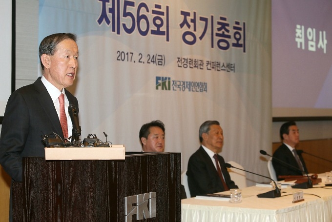 24일 열린 정기총회에서 연임된 허창수 전경련 회장이 취임사를 하고 있는 모습.