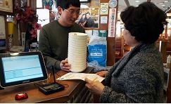 지난 6일 여수시가 ‘시민칭찬업소’에 앞접시를 제공하고 있다.
