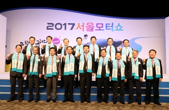 1열 좌측 4번째부터 우측으로 최정호 국토교통부 차관, 주형환 산업통상자원부 장관, 김용근 서울모터쇼조직위원장, 윤장현 광주광역시장.