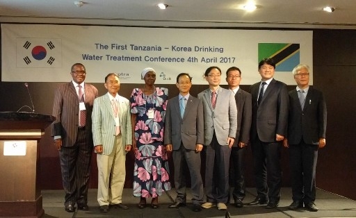 (오른쪽부터) 이창기 UAUT(United African University of Tanzania) 부총장, 반승현 오투엔비 대표, 전우형 KOTRA 다레살람무역관장, 오현제 한국건설기술연구원(KICT) 박사, 송금영 주탄자니아한국대사, 나디파 케미키마(Nadhifa S. Kemikimba) 탄자니아 수자원부 수질관리국장, 장성근 UAUT 총장, 가우던스 카욤보(Gaudence Kayombo) 前 국회의원