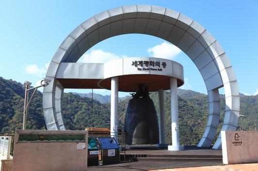 강원도 ȭõ 평화의 댐, 세계평화의 종