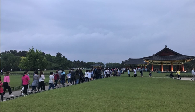 경주 동궁과 월지를 찾은 관광객들