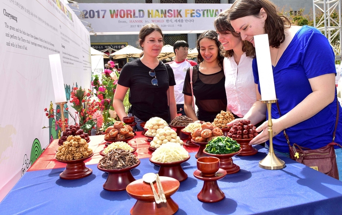 ‘2017 월드 한식 페스티벌(2017 World Hansik Festival)’ 개막식 현장에서 외국인관광객들이 전통혼례식 상차림 전시관을 들여다 보고 있다.
