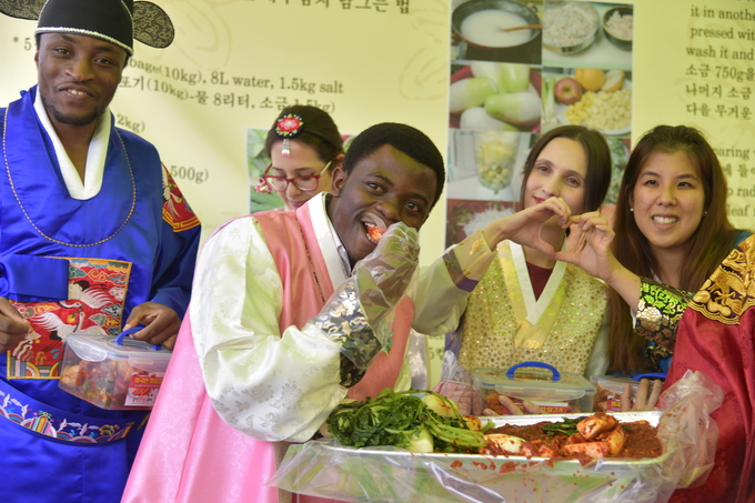 강경젓갈로 담근 김치 맛있고 한국 혼례복 신기해요!