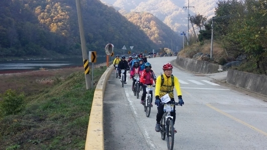 2015년 10월 시인 정지용 생가가 있는 충북 옥천 '향수100리자전거길' 체험 행사