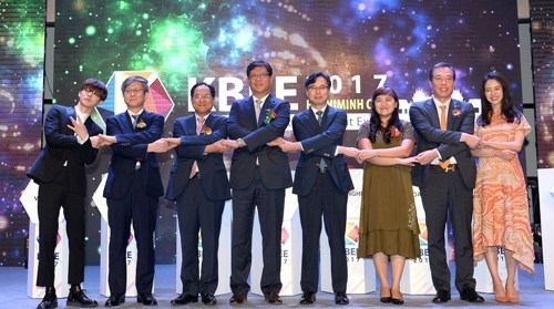 (왼쪽부터) 홍보대사 아이콘(멤버 B. I.), 강만석 한국콘텐츠진흥원 원장 직무대행, 박노완 주호치민 총영사, 김재홍 KOTRA 사장, 박진규 산업통상자원부 무역정책관, 까오 티 비 반(Cao Thi Phi Van) 호치민 투자무역진흥센터(ITPC) 부대표, 이완신 롯데홈쇼핑 대표, 홍보대사 송지효