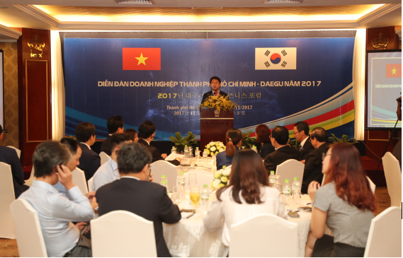 포럼에서 인사말 하는 권영진 대구시장