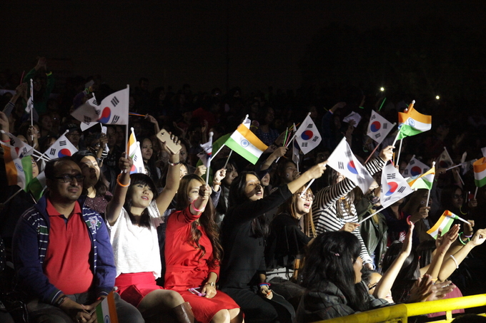 2016년 11월 인도 뉴델리에서 열린 Korea Festival에서 현지인들이 한국 공연을 보며 환호하고 있다