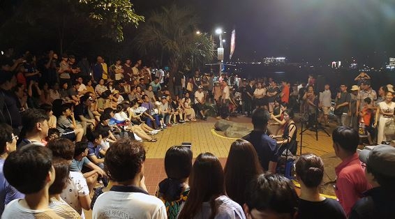 지난해 여수해양공원에서 펼쳐진 낭만버스킹 공연을 많은 인파들이 관람하고 있다.
