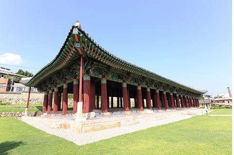 보수공사 추진 전 여수 진남관 모습