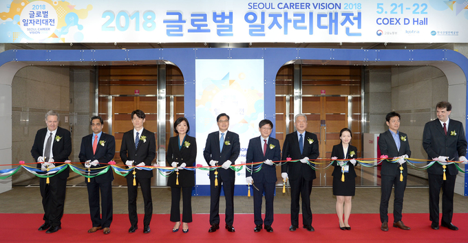 (왼쪽부터) 요르고스 요르간타스(Georgios Georgantas) 국제적십자사(ICRC) 한국지사 대표, 너말 신하(Nirmal Sinha) 글로벌녹색성장기구(GGGI) 인사책임자(이사), 김태훈 청년구직자 대표, 오영주 외교부 다자외교조정관, 권평오 KOTRA 사장, 임서정 고용노동부 고용정책실장, 김동만 한국산업인력공단 이사장, 조하나 청년구직자 대표, 아마노 유타카(Amano Yutaka) 일본 다이토 건설 인사담당 부장, 안토니오 네제르(Antonio Neger) 브라질 네제르텔레콤 대표