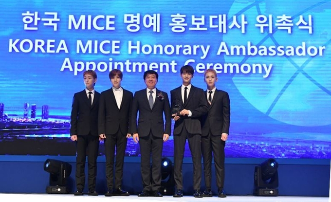 KOREA MICE EXPO 2018 개막식에서 ‘한국 MICE 명예 홍보대사’로 위촉된 샤이니와 안영배 한국관광공사 사장(가운데)이 함께 포즈를 취하고 있다