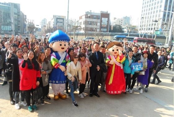 2016년 3월 한 중국 인센티브단체가 창덕궁을 방문해 기념촬영을 하고 있다